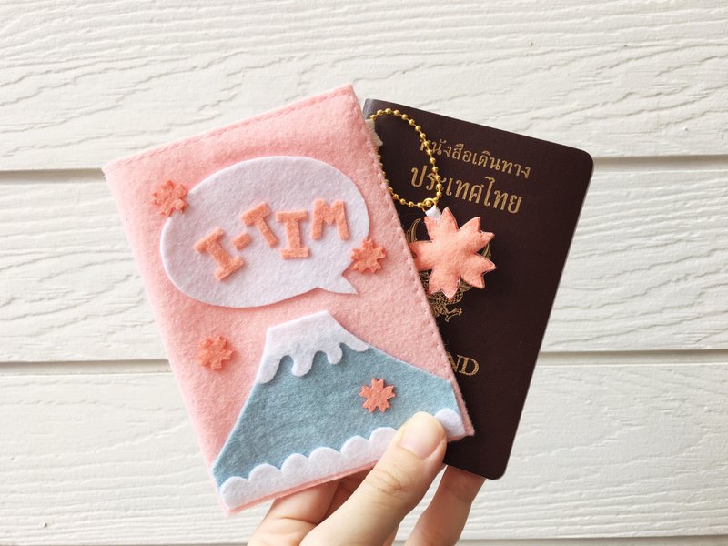 Baby pink sakura keychain and fuji passport cover with your name. - 护照夹/护照套 - 其他材质 粉红色