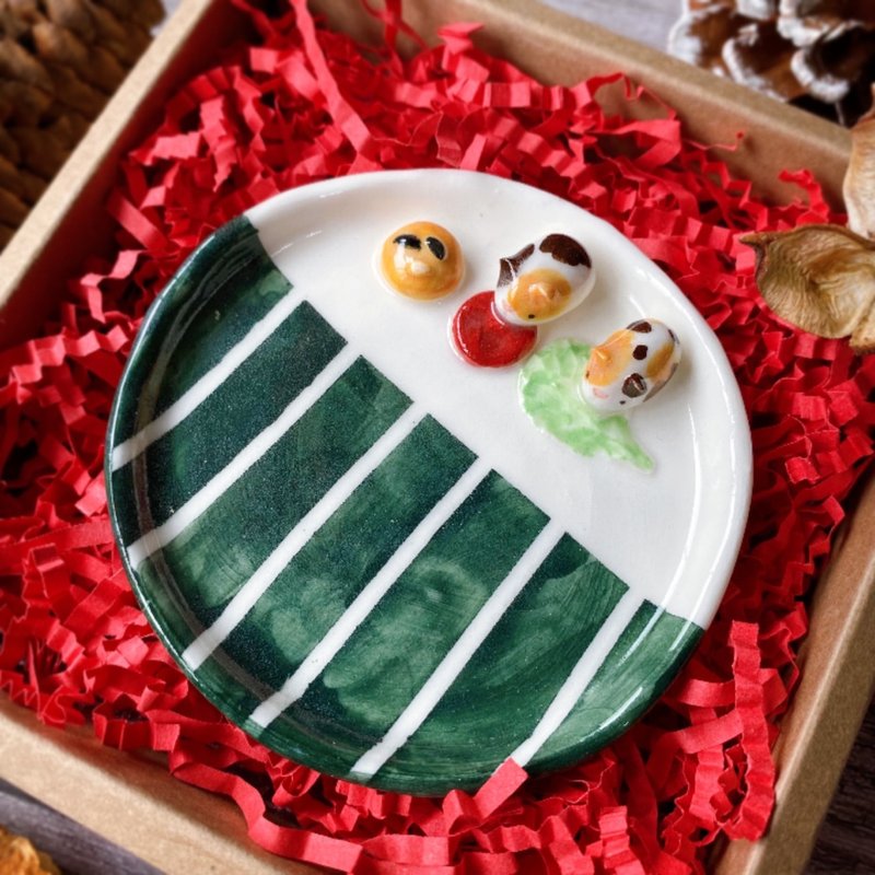 【圣诞礼盒】天竺鼠吃吃绿条纹盘(小)|卡片代写 手作陶艺 - 盘子/餐盘/盘架 - 瓷 绿色