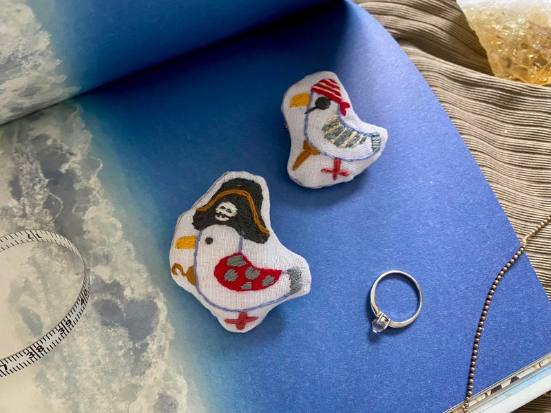 海鸥之海盗 刺绣布胸针 - 胸针 - 棉．麻 多色