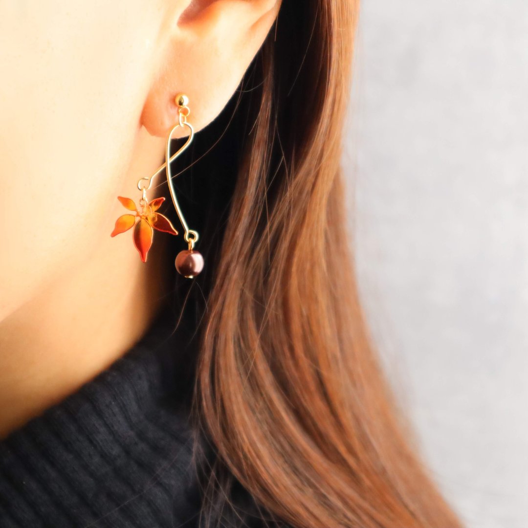 autumn leaves earrings - 耳环/耳夹 - 树脂 橘色
