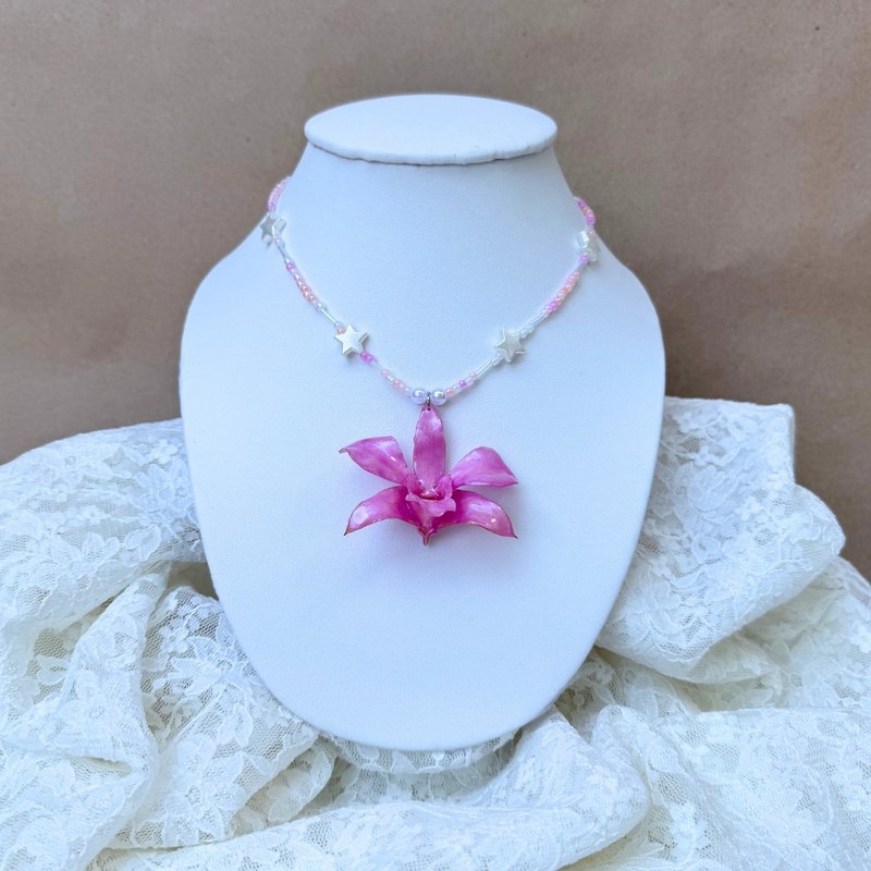 紫白蝴蝶兰与缀有金色珠子点缀的彩色珠串项链 - 项链 - 植物．花 紫色