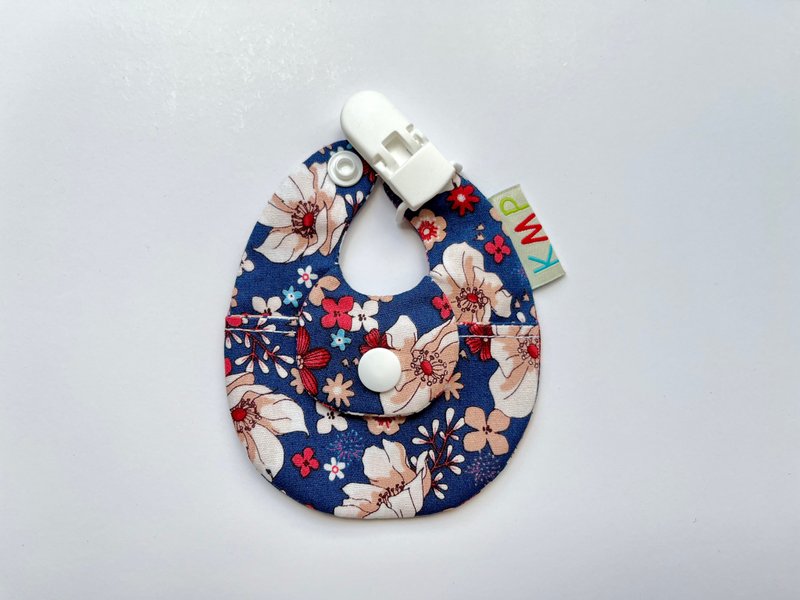 围兜兜造型平安袋 藏蓝白花 - 平安符/符袋 - 棉．麻 多色