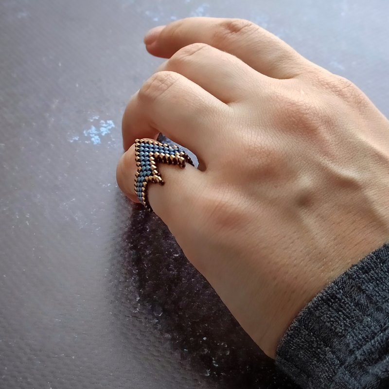 手工串珠戒指 箭头戒指铜箭头饰品 蓝色手工编织戒指 - 戒指 - 玻璃 蓝色