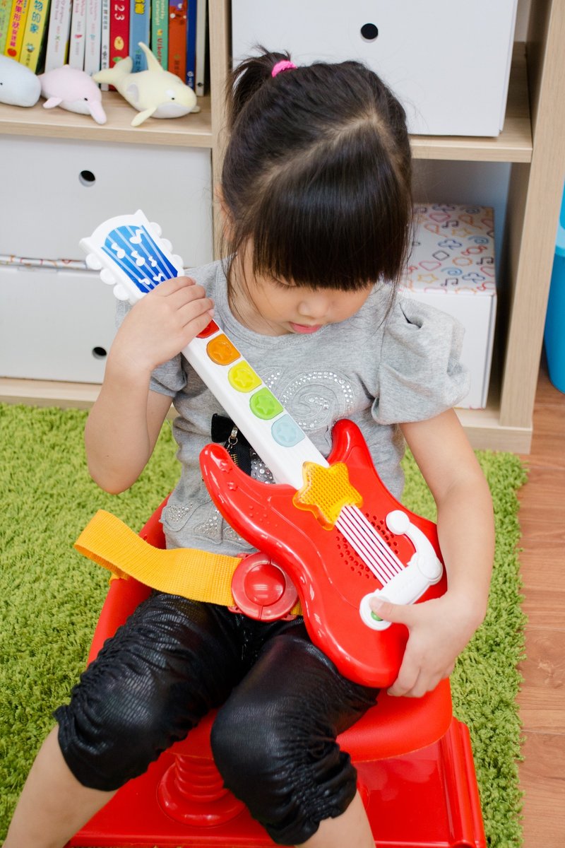 炫光和弦吉他 (附游戏书+礼盒包装) 儿童节礼物圣诞礼盒毕业礼物 - 玩具/玩偶 - 塑料 红色