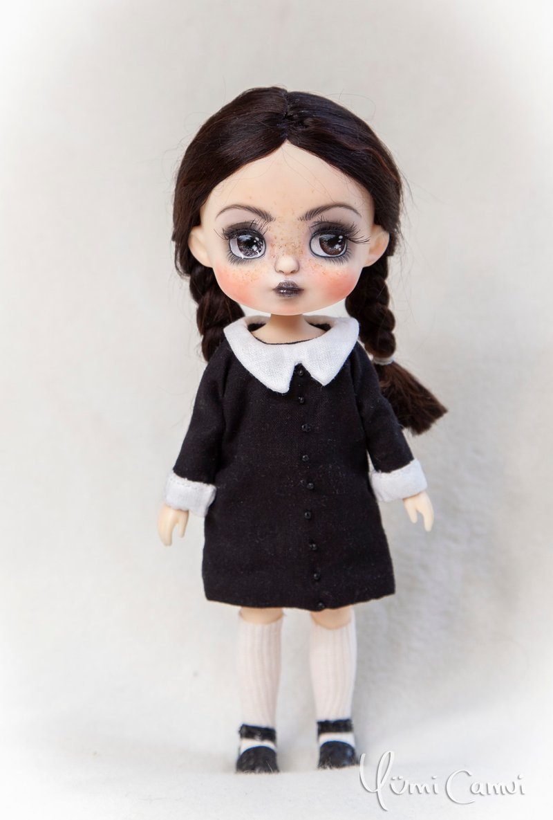 OOAK 星期三娃娃，由 Yumi Camui 设计 - 玩偶/公仔 - 塑料 多色