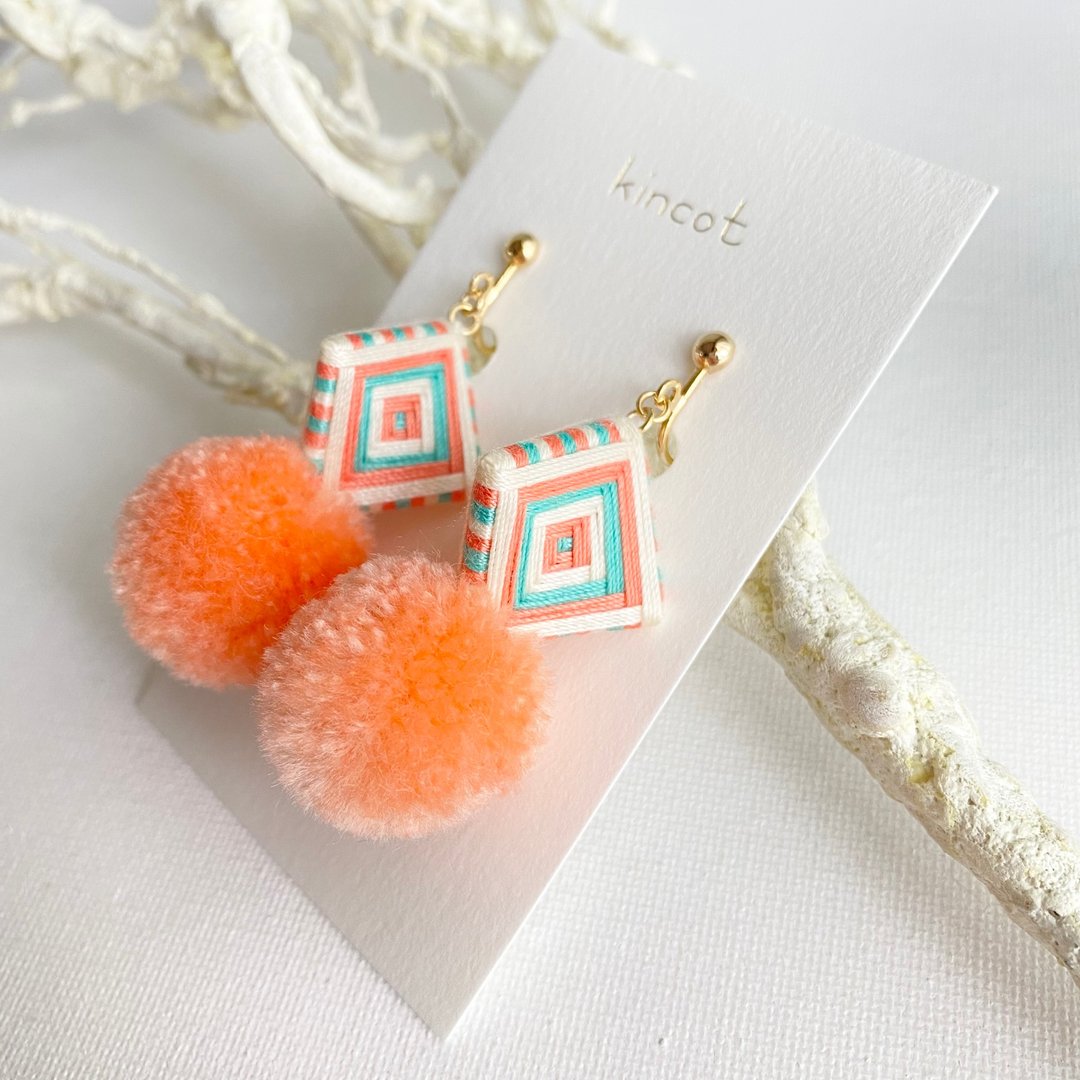 Thread pompom pierced Clip-On[Ivory x Orange x Emerald] - 耳环/耳夹 - 聚酯纤维 多色