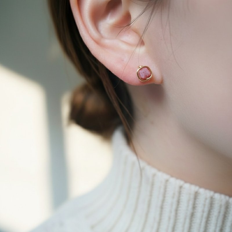 ll 4mm方形蔷薇石耳环 ll 金线框耳针 无痛耳夹 / 一对 ER-00067 - 耳环/耳夹 - 宝石 粉红色