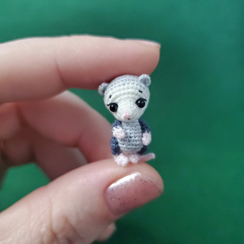 Extremely micro crocheted Opossum. Dollhouse miniature. Amigurumi stuffed possum - 玩偶/公仔 - 绣线 灰色