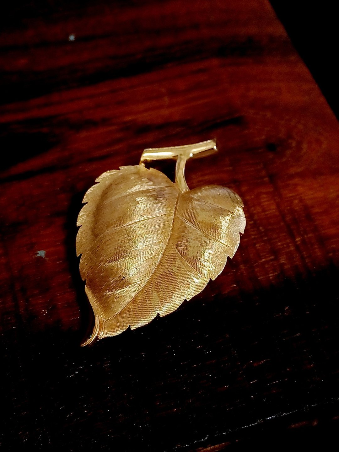 vintage jewelry Trifari 古典刷金纹葡萄叶 别针 - 胸针 - 其他金属 