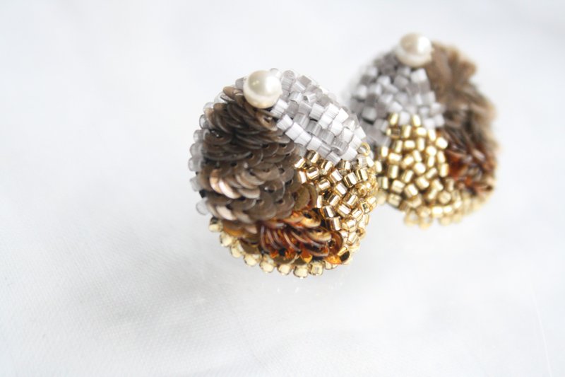 Embroidered earrings amber - 耳环/耳夹 - 其他材质 金色