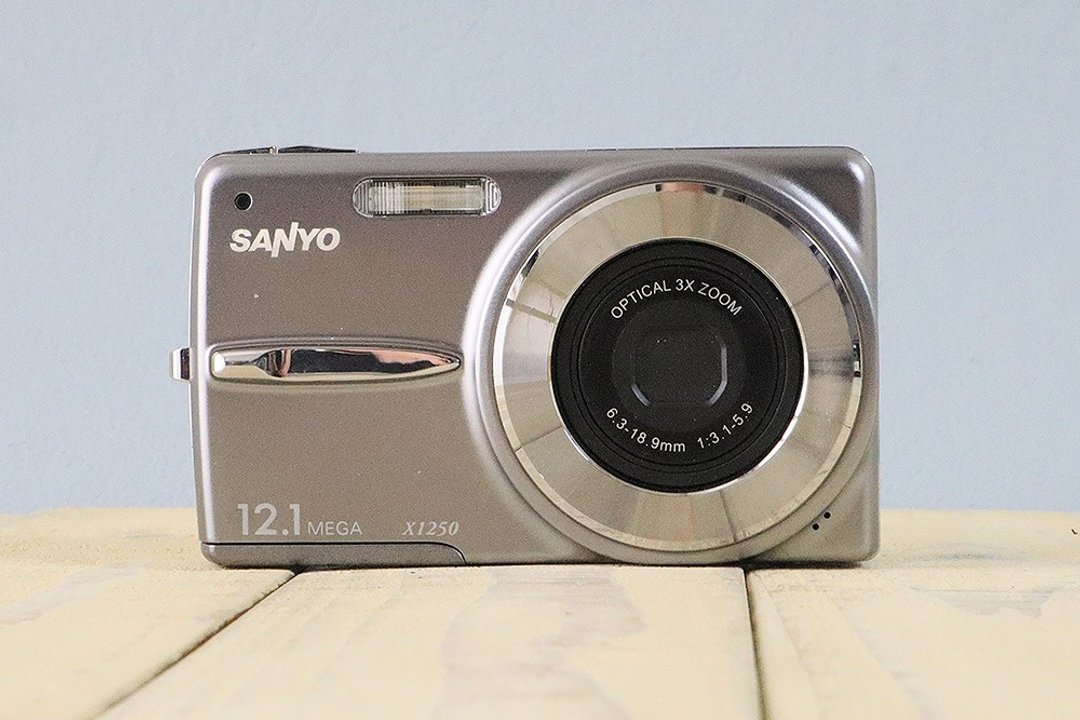 [工作产品] 三洋 DSC-X1250 轻巧数位相机 S/N V8009884 po11 - 相机 - 其他金属 银色