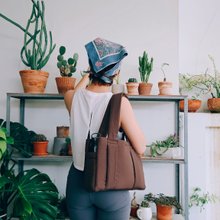 Hot Dog 蓬松尼龙收纳肩背包 - 深棕色