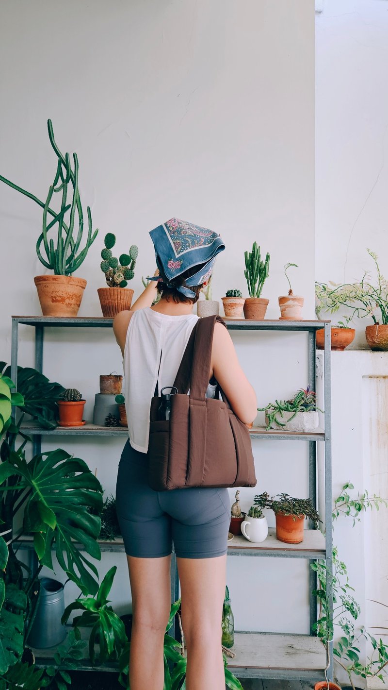 深棕色热狗蓬松尼龙收纳肩背包 WHITEOAKFACTORY 包包 - 手提包/手提袋 - 聚酯纤维 咖啡色