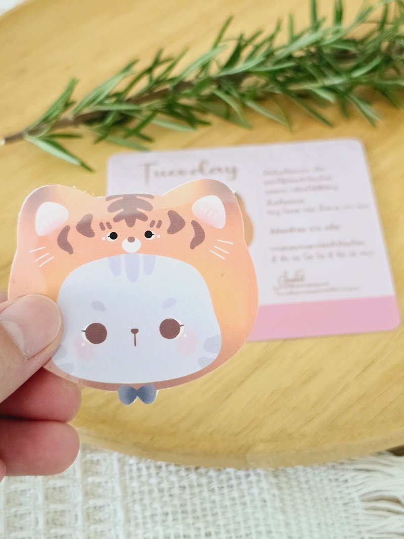 周二附有猫咪设计的护身符贴纸。 - 贴纸 - 塑料 粉红色