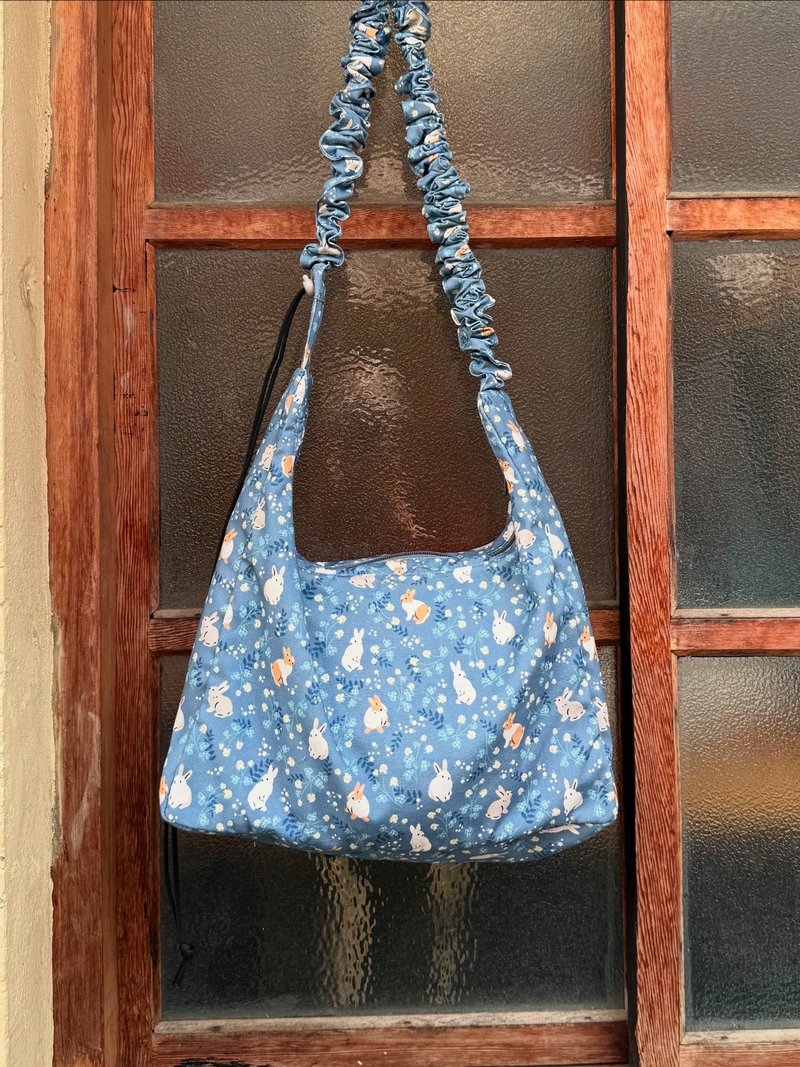 小牛村/ 雾蓝 兔子 斜背包 肩背包 轻量 两用手工包 日系碎花 - 侧背包/斜挎包 - 聚酯纤维 蓝色