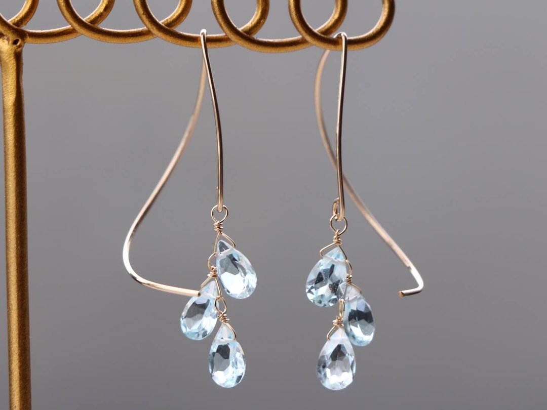 14kgf- skyblue topaz halfcurl pierced earrings - 耳环/耳夹 - 宝石 蓝色