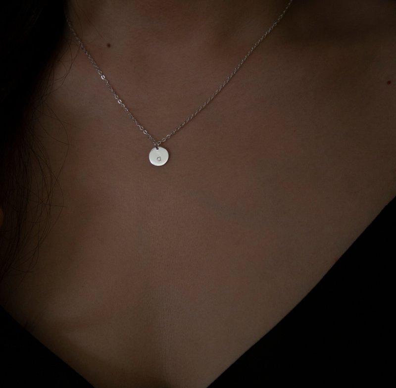 【定制化礼物】9mm小圆牌项链 订制 英文 字母 刻字 925纯银 - 项链 - 纯银 银色