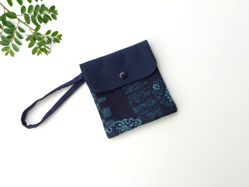 多功能收纳袋【古典窗花】 口罩收纳袋  卫生棉包  面纸套 - 化妆包/杂物包 - 棉．麻 