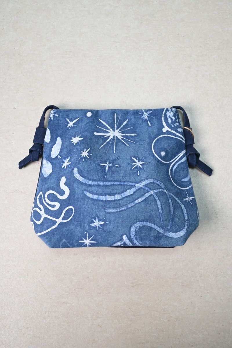 【记忆有限】蓝染斜背包/随身包-星球系列 - 侧背包/斜挎包 - 棉．麻 蓝色