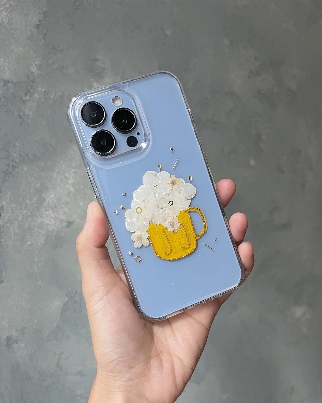 原创 啤酒花 干杯 搞笑礼物 趣味手机壳 iPhone 16SE 押花手作手机 - 手机壳/手机套 - 塑料 黄色