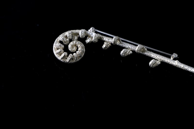 归鱼 |蕨类系列| 卷卷别针 - 胸针 - 其他金属 