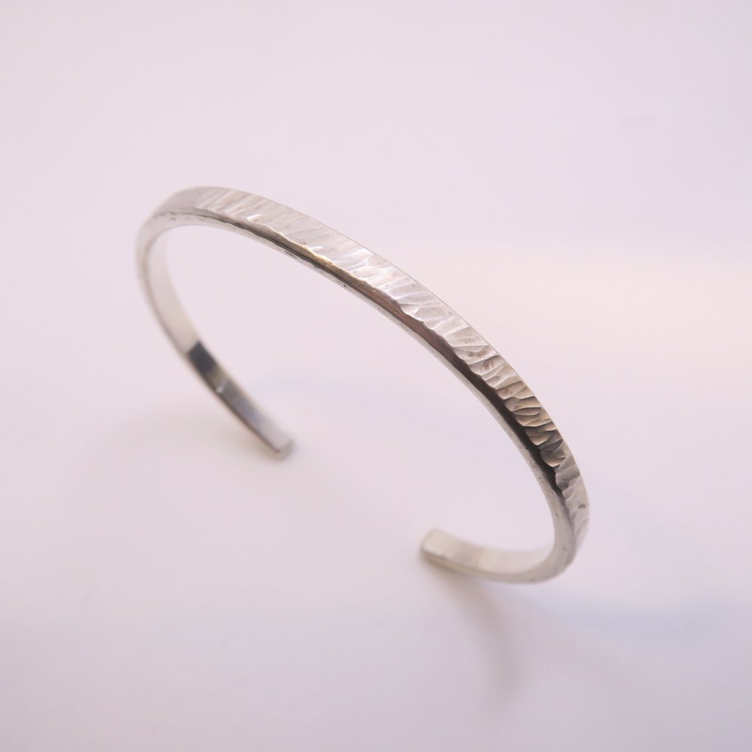 刻痕 - 纯银锻敲手环 宽约4.5mm - 手链/手环 - 纯银 银色