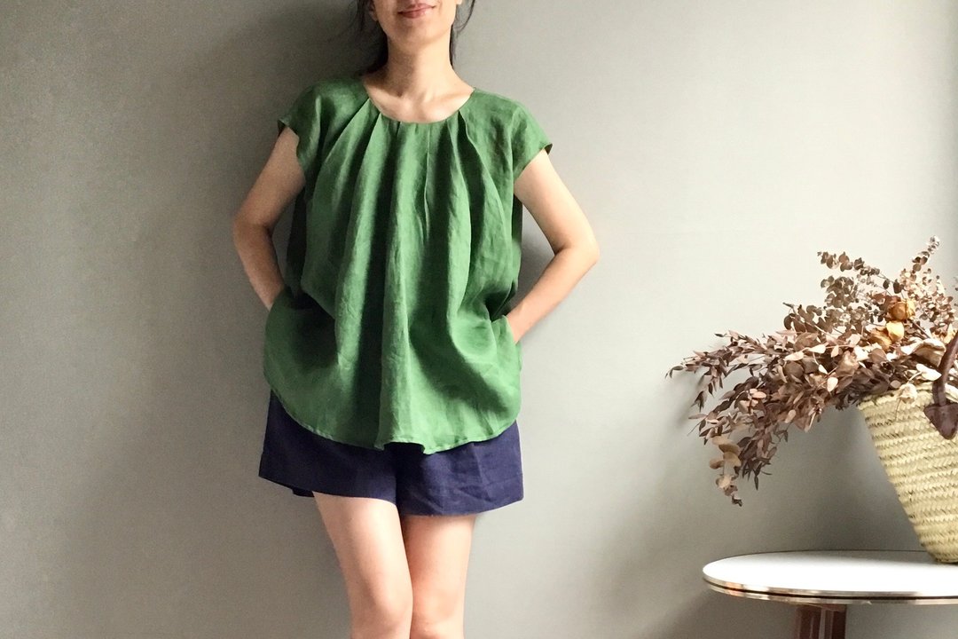 柊树绿亚麻圆领压折伞状上衣/小包袖上衣100%亚麻 - 女装上衣 - 棉 绿色