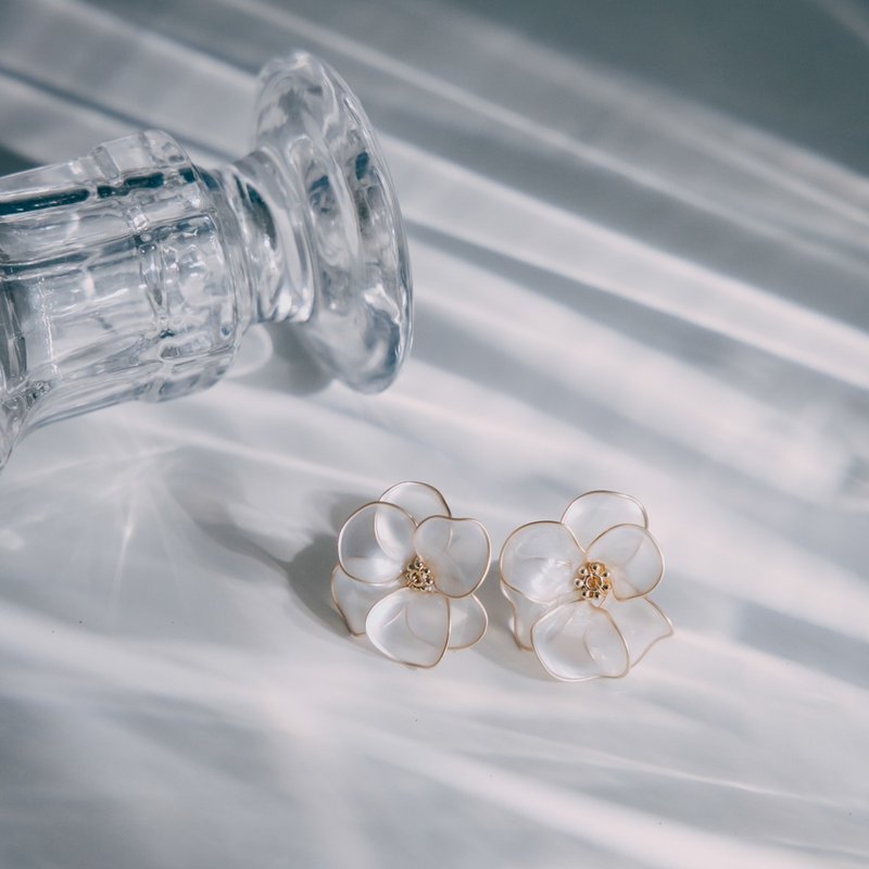 【丽格海棠-通透白】贴耳式耳环 | 水晶花饰品 | 新娘饰品 - 耳环/耳夹 - 树脂 白色