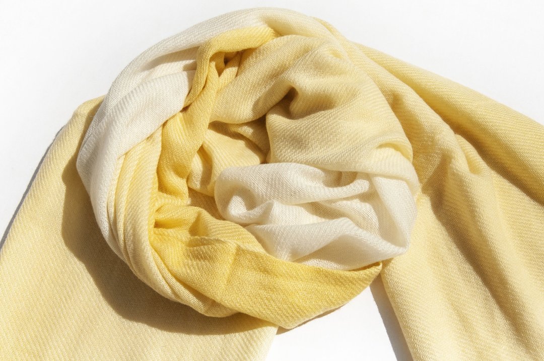 喀什米尔Cashmere/羊绒围巾/纯羊毛围巾披巾/戒指绒披肩-渐层黄色 - 围巾/披肩 - 羊毛 黄色