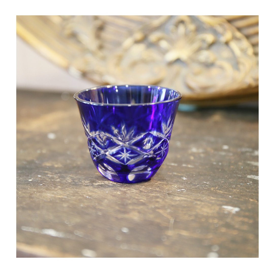 日本老件。昭和时期手工切割玻璃杯.切子杯。高 4.5cm 蓝色水杯。小茶。 - 其他杯子 - 玻璃 