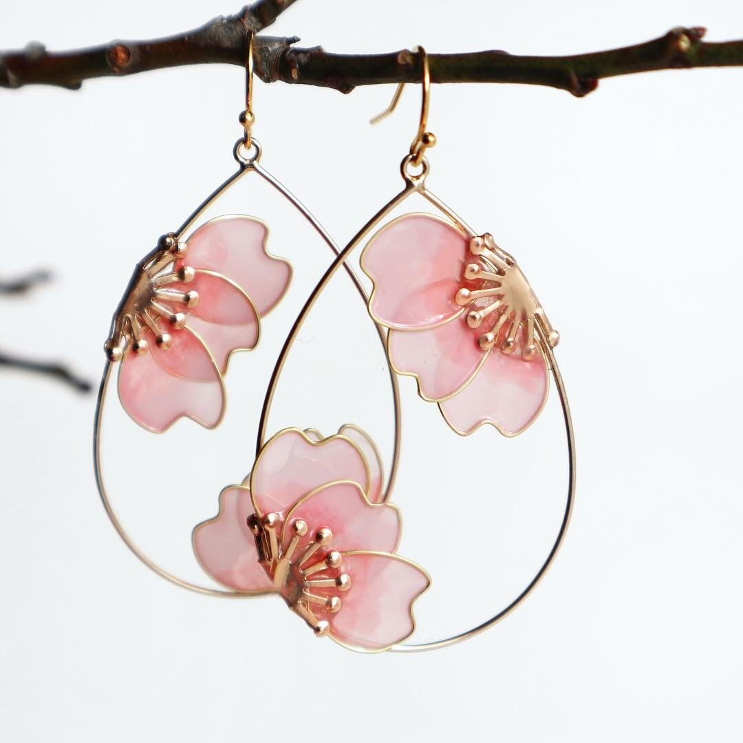 Sakura floating earrings - 耳环/耳夹 - 其他材质 粉红色