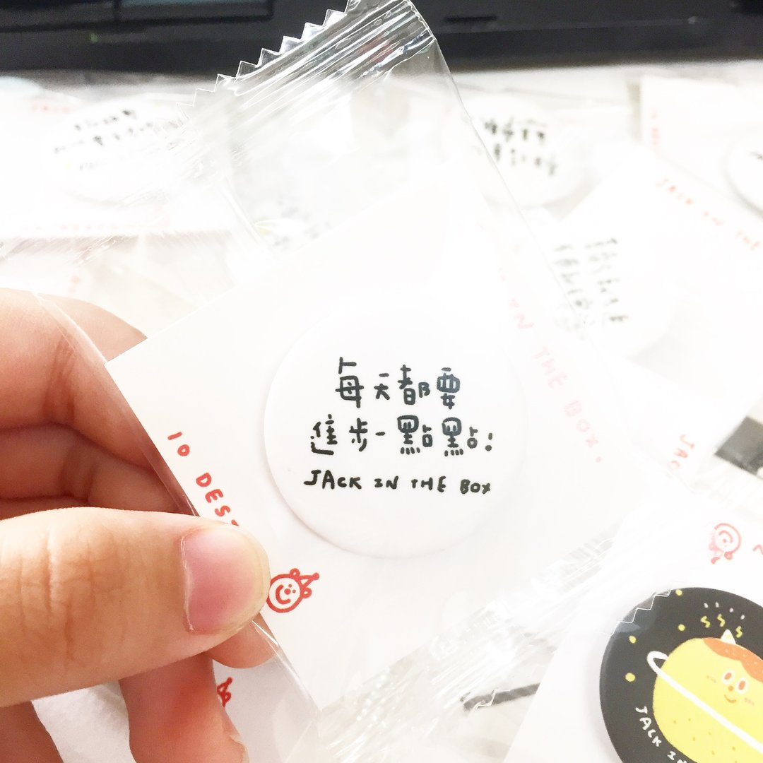 每天都要进步一点点  语录胸章 - 徽章/别针 - 塑料 白色