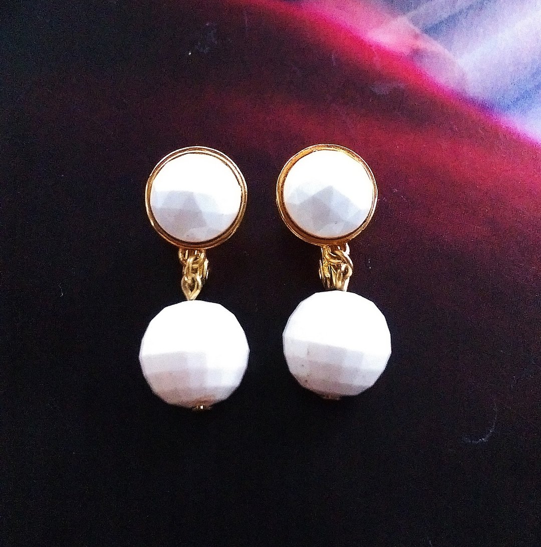 Vintage Jewelry 西洋古董饰品 MONET 小巧小白珠 夹式耳环 - 耳环/耳夹 - 其他金属 金色