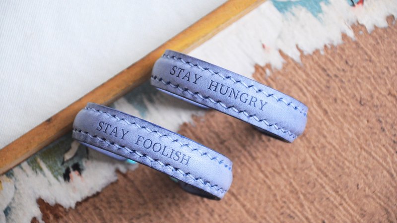 【皮革手鈪（1对装）｜Leather Bangle (A Pair) —白蜡蓝 W.Waxed Marine】皮革材料包 免费压字 皮革手鈪 情侣手鈪 皮革手镯 情人节礼物 圣诞礼物 意大利皮 植鞣革 皮革DIY 白蜡皮 擦蜡皮 - 皮件 - 真皮 蓝色