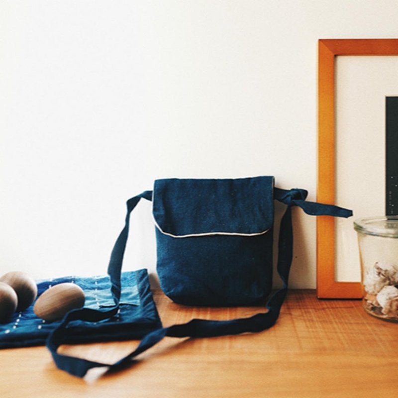 深藍植物染 藍染手織布拼布藝 Mini環保斜背包收納包 背帶可調節 - 侧背包/斜挎包 - 棉．麻 蓝色