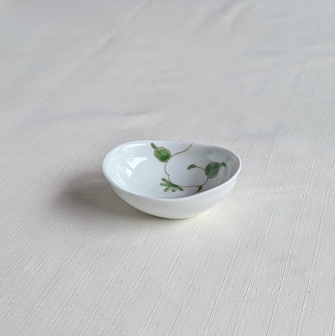 带有蔓藤花纹的小椭圆形设计 - 碗 - 陶 白色