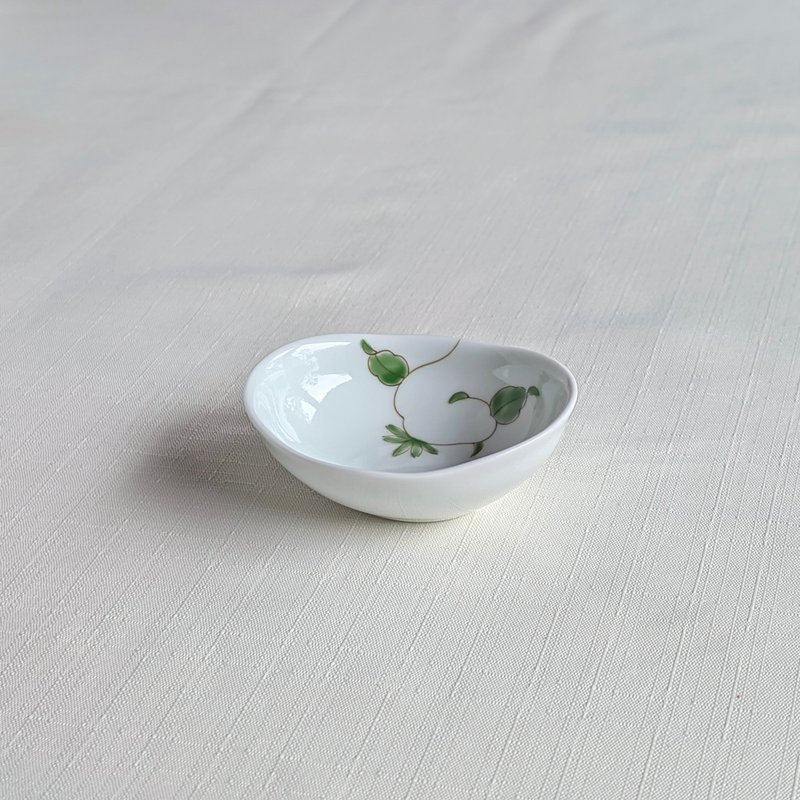 带有蔓藤花纹的小椭圆形设计 - 碗 - 陶 白色