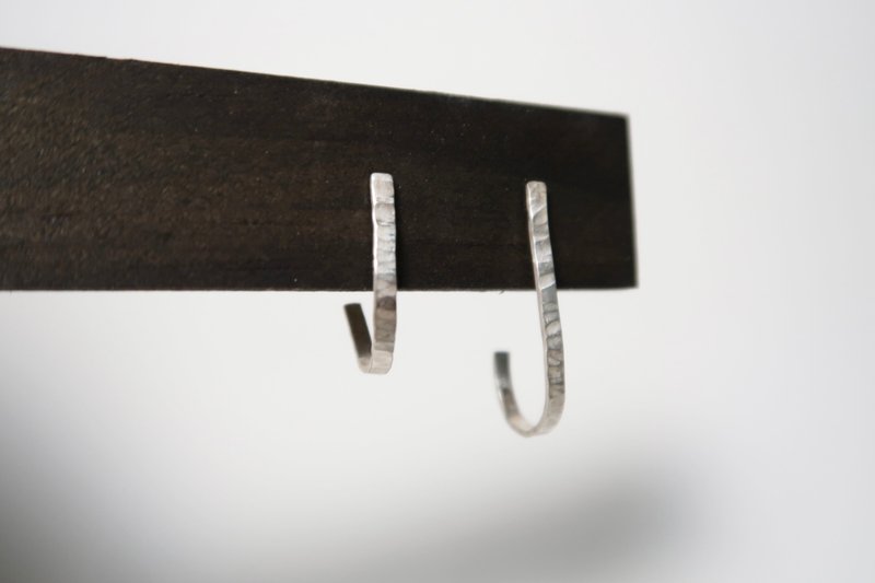 || chun x chun ||  925纯银手工敲纹不对称耳环 - 耳环/耳夹 - 纯银 银色