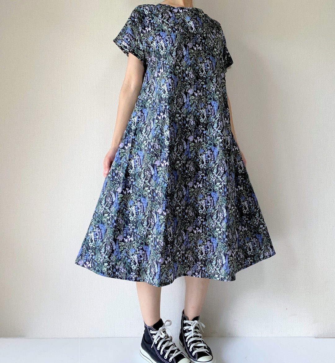 Dark tone flower one-piece　dress - 洋装/连衣裙 - 棉．麻 黑色