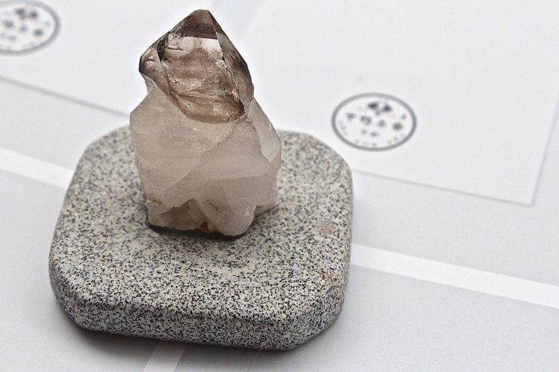 石栽 SHIZAI-小权杖水晶/茶水晶骨干-含底座 - 摆饰 - 宝石 咖啡色
