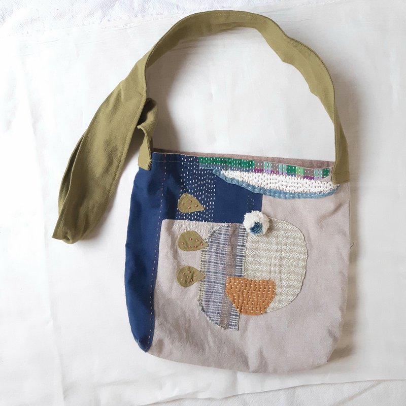 DUNIA handmade / 叶绿系 刺绣拼布斜背袋 - 落叶 - 侧背包/斜挎包 - 棉．麻 多色