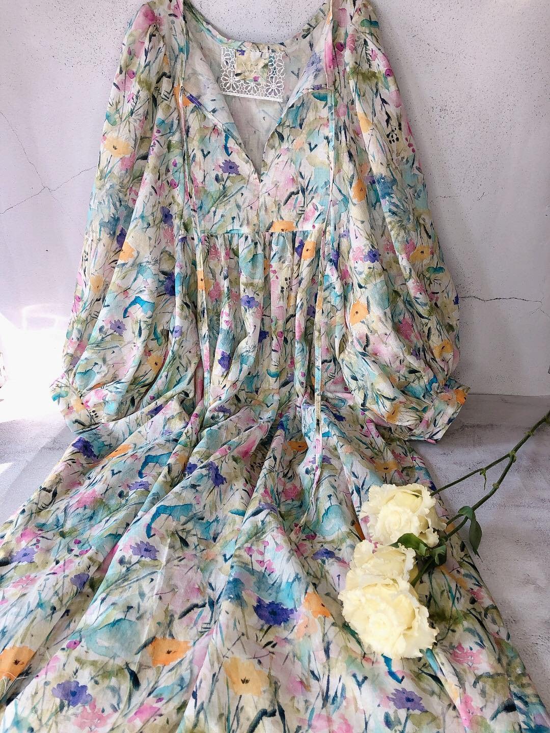春风摇曳花草棉麻领口绑带圆弧抛抛袖高腰线长洋装 - 洋装/连衣裙 - 棉 多色