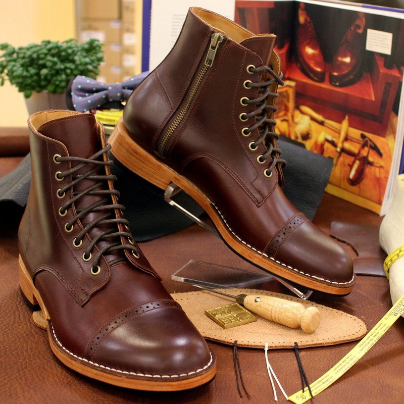 HAPPY WOODS 英伦横饰雕花拉链皮底橡胶短靴 - 男款靴子 - 真皮 咖啡色