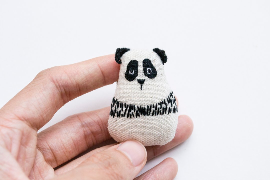 熊貓胸針 Panda mini brooch pin - Tumblelina - 胸针 - 棉 