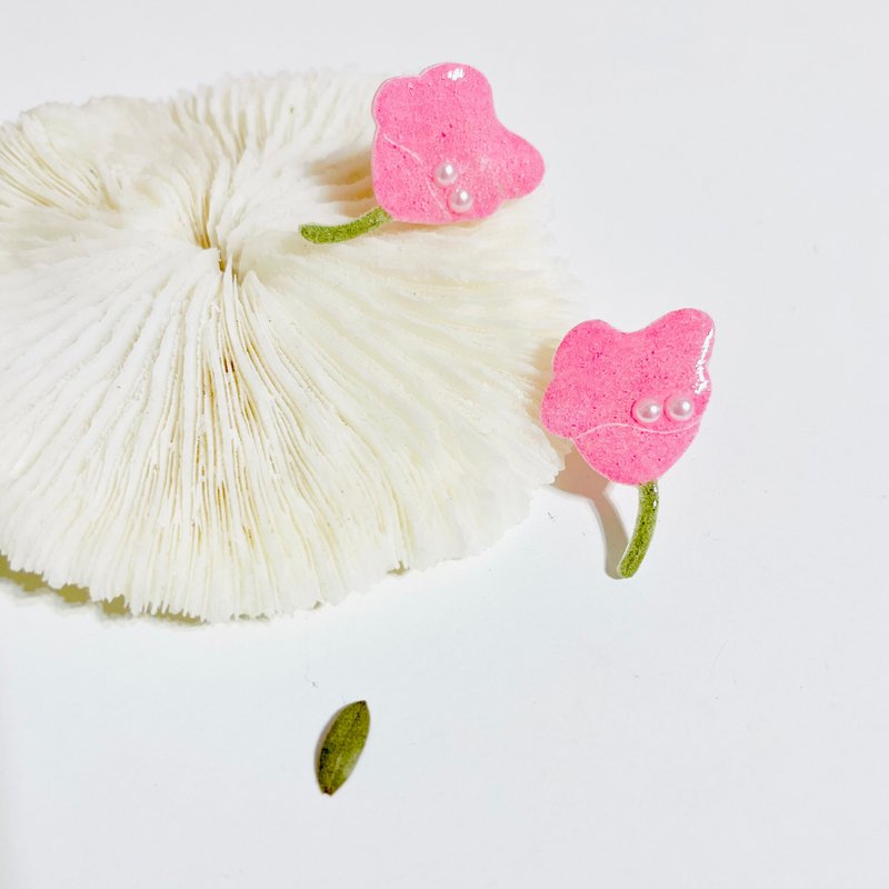 盛开的郁金香耳环/手绘/热缩片 - 耳环/耳夹 - 塑料 多色