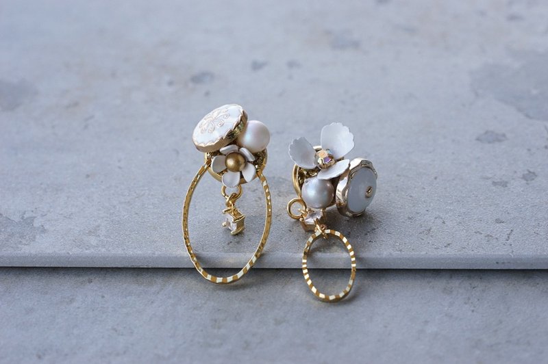 花框 - 不对称花片锆石耳环 (医疗级抗敏钢针 / 耳夹) - 耳环/耳夹 - 珍珠 白色