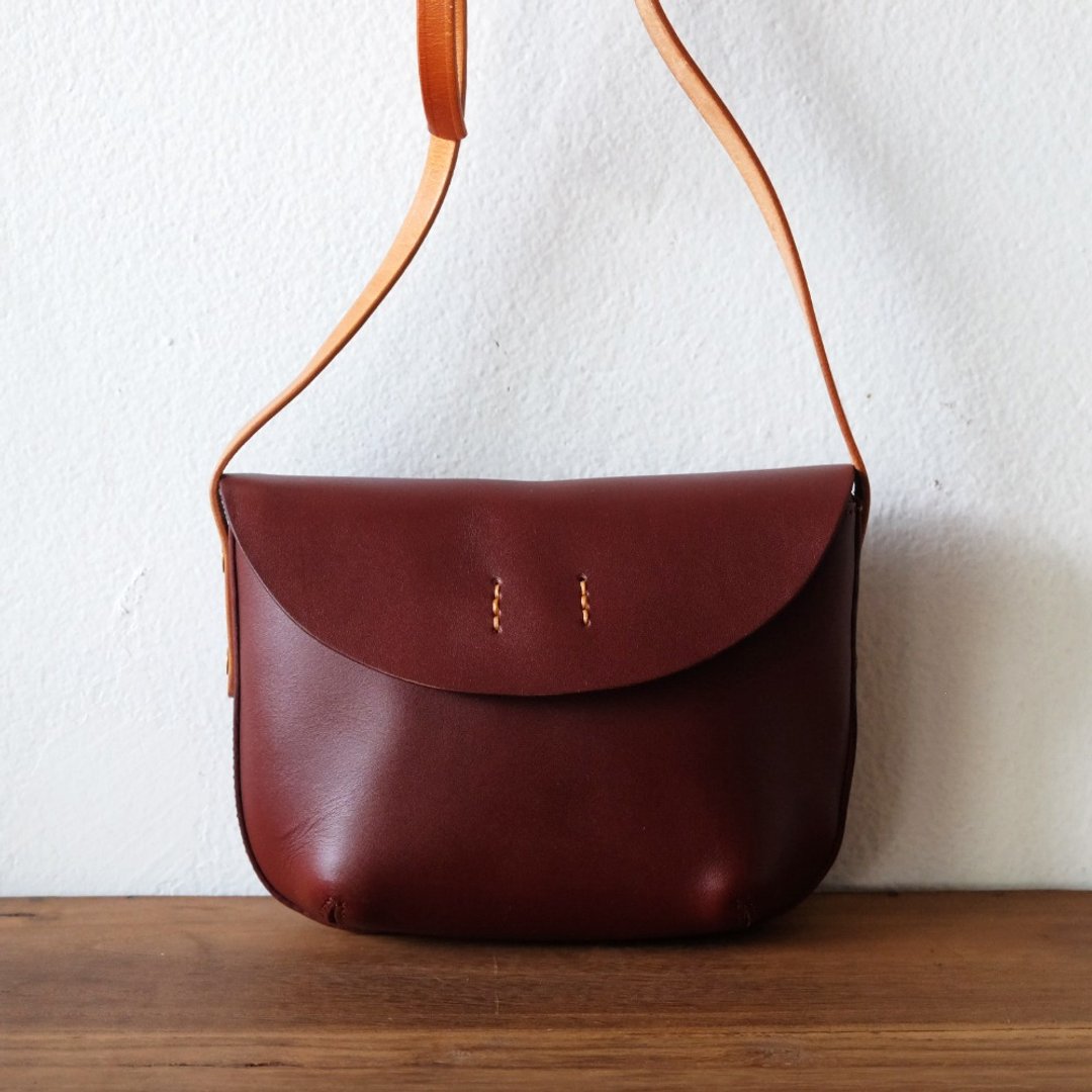 Small Retro Curve Leather Shoulder Bag / Red Wine Handmade Leather Handbag - 侧背包/斜挎包 - 真皮 咖啡色
