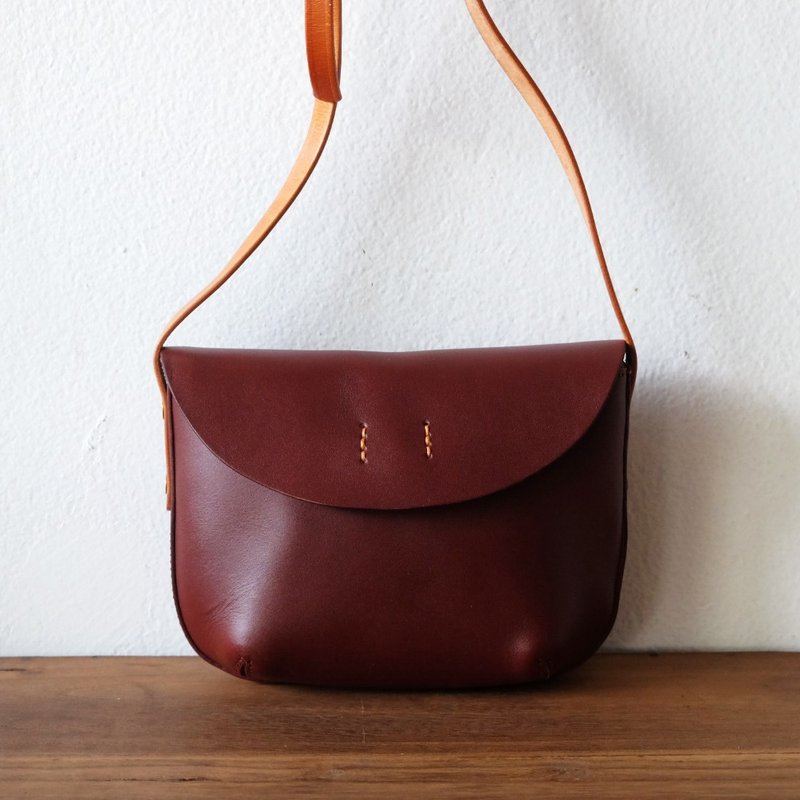 Small Retro Curve Leather Shoulder Bag / Red Wine Handmade Leather Handbag - 侧背包/斜挎包 - 真皮 咖啡色