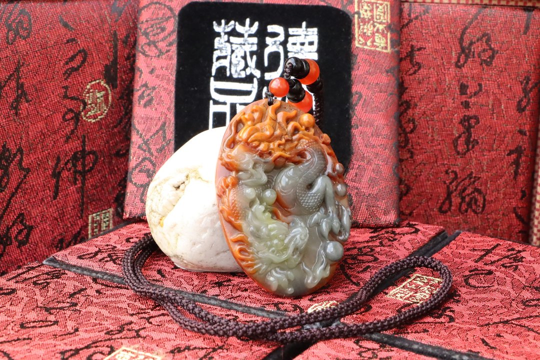 黄龙玉雕刻件 双龙戏珠 吉祥雕刻 42.6mm x 9.6mm 云南黄蜡石吊坠 - 项链 - 玉石 