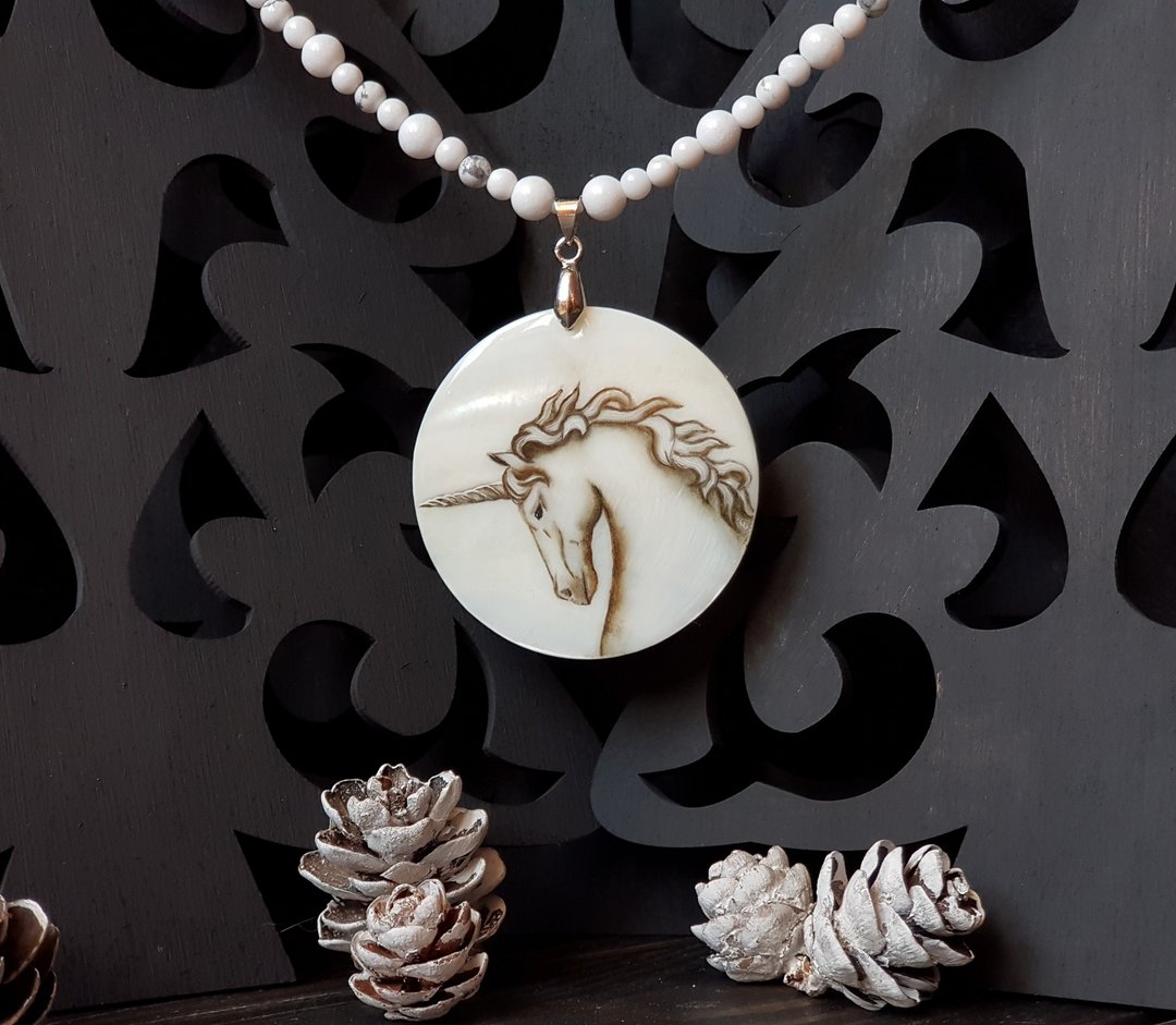 Unicorn jewelry, unicorn necklace, miniature painting on pearl pendant - 项链 - 珍珠 白色